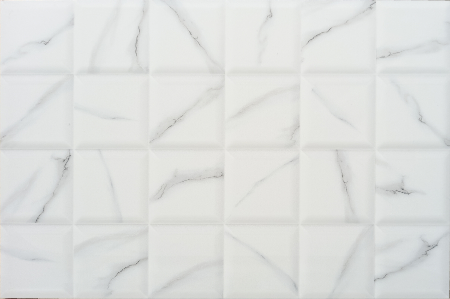 Carreau faïence, design en relief, effet marbre blanc veiné de gris 25x37